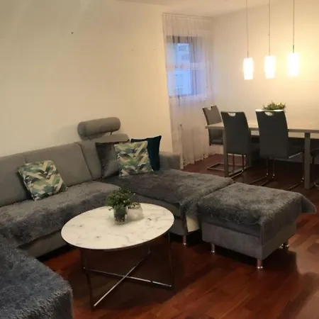 Schone Drei-zimmer Mit Balkon