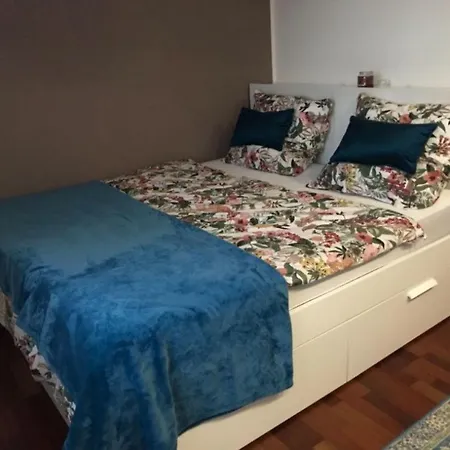 Schone Drei-zimmer Mit Balkon