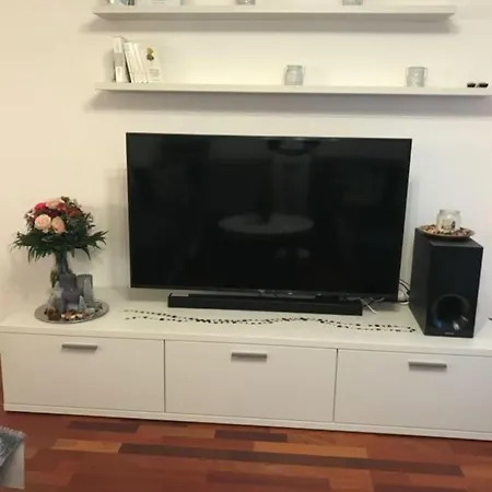 Schone Drei-zimmer Mit Balkon